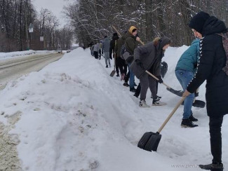 Пензенских студентов отправили расчищать от снега пешеходные зоны