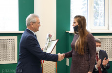 В Пензе губернатор вручил сертификаты молодым семьям
