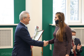 В Пензе губернатор вручил сертификаты молодым семьям