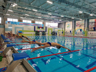 В Пензе начались соревнования по плаванью «Зажигаем звезды»