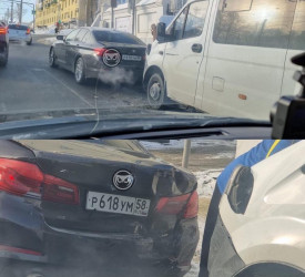 В центре Пензы маршрутка влетела в легковушку
