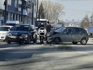 На улице Гагарина в Пензе жестко столкнулись две легковушки