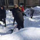 Пензенские студенты очистили братские захоронения от снега