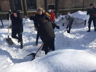 Пензенские студенты очистили братские захоронения от снега