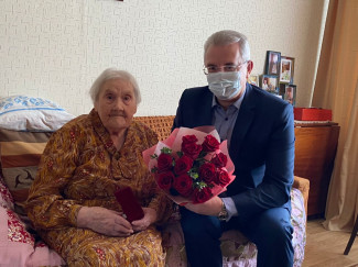 Иван Белозерцев поздравил с днем рождения 103-летнюю пензячку