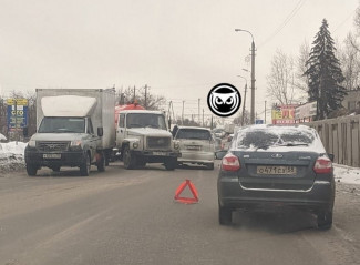 В Пензе улица Долгорукова встала в пробке из-за аварии