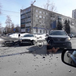 В Пензе две легковушки протаранили друг друга