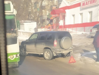 На улице Рахманинова в Пензе машина врезалась в пассажирский автобус