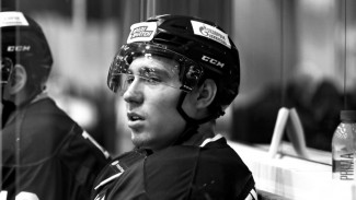 Смертельный хоккей: 19-летний юноша умер после попадания шайбы в голову
