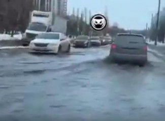 «Бесплатная мойка». В Пензе затопило улицу Тернопольскую. ВИДЕО