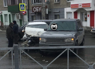 На улице Калинина в Пензе в жестком ДТП раскурочило легковушку