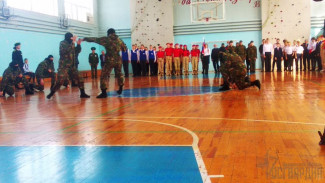 В Пензенской школе бойцы ОМОН провели показательное выступление