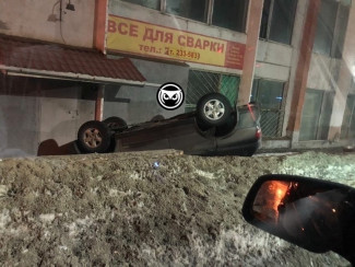 В Пензе перевернулся на крышу легковой автомобиль