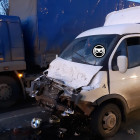 Жесткая авария в Пензе: фургон влетел в фуру. ФОТО