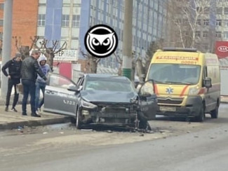 В страшной аварии в Пензе изуродовало легковой автомобиль