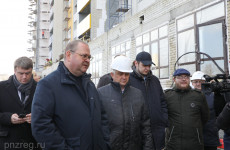 Олег Мельниченко осмотрел дома обманутых дольщиков в Пензе