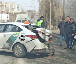 «Есть пострадавшие». В Пензе попала в серьезное ДТП машина такси