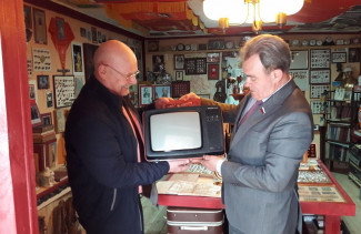 В Бессоновском районе Валерий Лидин дополнил экспозицию музея советской истории телевизором «Юность» 