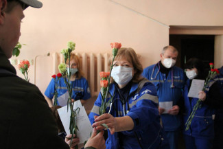 Пензенские волонтеры устроили сюрприз сотрудникам «скорой помощи»