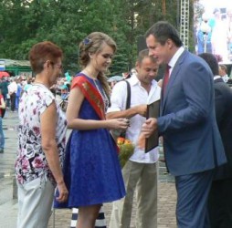 Мэр Заречного Вячеслав Гладков поздравил выпускников с окончанием школы