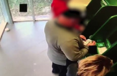 В Пензе мужчина стащил деньги прямо из лотка банкомата