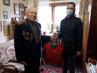 В Пензе более 200 участникам Великой Отечественной войны вручили подарочные продуктовые наборы 