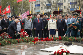 В Пензе Олег Мельниченко возложил цветы к Монументу воинской и трудовой славы пензенцев