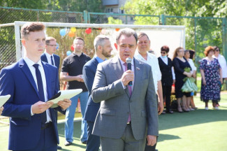 В Пензе Валерий Лидин поздравил выпускников школы №58