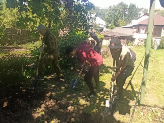 В Пензе волонтеры помогли ветеранам вскопать огород