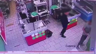 В Пензе мужчина украл деньги из стоящего в супермаркете банкомата