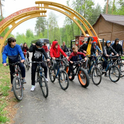 В Пензе полицейские, сотрудники Росгвардии и общественники организовали велопробег для школьников