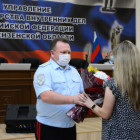 Начальник регионального УМВД Павел Гаврилин вручил жительнице Пензы благодарственное письмо