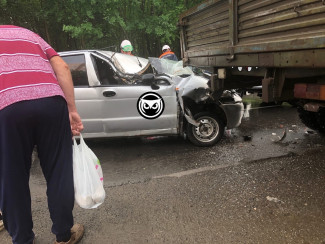 Страшная авария в Пензе: легковушка влетела под грузовик
