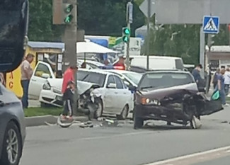 На улице Аустрина в Пензе разбились две легковушки. ФОТО