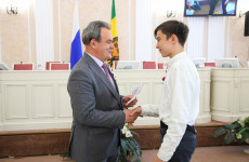Валерий Лидин вручил паспорта юным пензенцам