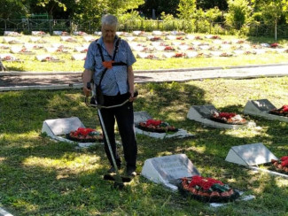 В Пензе на Митрофаньевском кладбище навели порядок