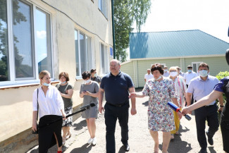После визита Мельниченко в Никольском районе отремонтируют два детсада, ДК и школу