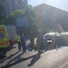 В Пензе легковушка столкнулась с автобусом: на месте работали врачи и спасатели