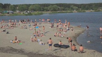 На пляже в «Спутнике» едва не утонула женщина