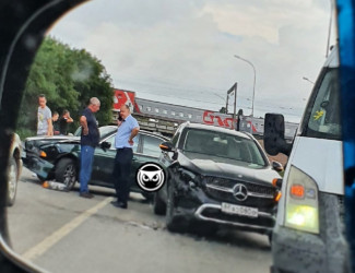 Одна из улиц Пензы встала в пробке из-за тройного ДТП