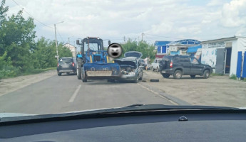 В селе Засечное трактор столкнулся с легковым автомобилем