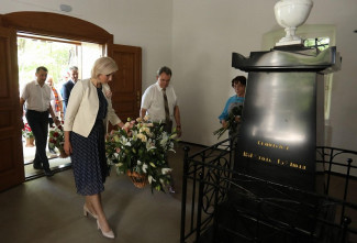 Валерий Лидин возложил цветы к могиле Лермонтова