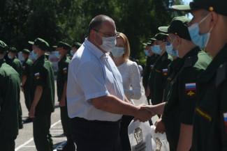 Олег Мельниченко проводил в армию призывников из Пензенской области