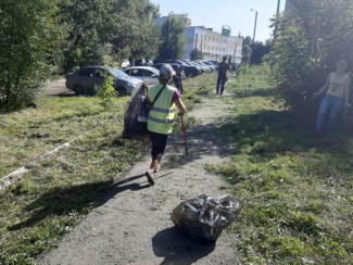 В Пензе очистили от мусора территорию пруда в районе горбольницы №6