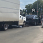 На улице Аустрина в Пензе фургон врезался в легковушку