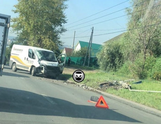 Жесткая авария в Пензе: минивэн снес столб