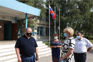 После визита Мельниченко в Башмаковском районе отремонтируют школу и детсад