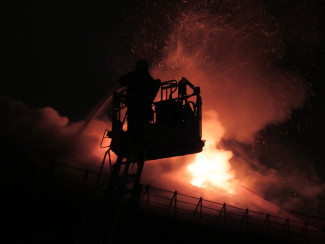 В Пензе пожар в многоквартирном доме тушили 24 человека
