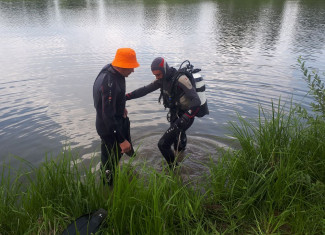 В Пензенской области водолазы вытащили из пруда мертвого человека