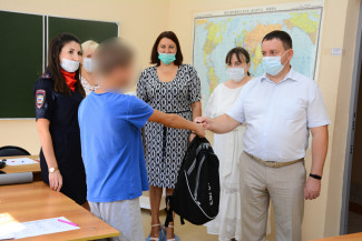 В рамках акции собери ребенка в школу общественники поздравили подростка с началом учебного года. Смотреть фото В рамках акции собери ребенка в школу общественники поздравили подростка с началом учебного года. Смотреть картинку В рамках акции собери ребенка в школу общественники поздравили подростка с началом учебного года. Картинка про В рамках акции собери ребенка в школу общественники поздравили подростка с началом учебного года. Фото В рамках акции собери ребенка в школу общественники поздравили подростка с началом учебного года